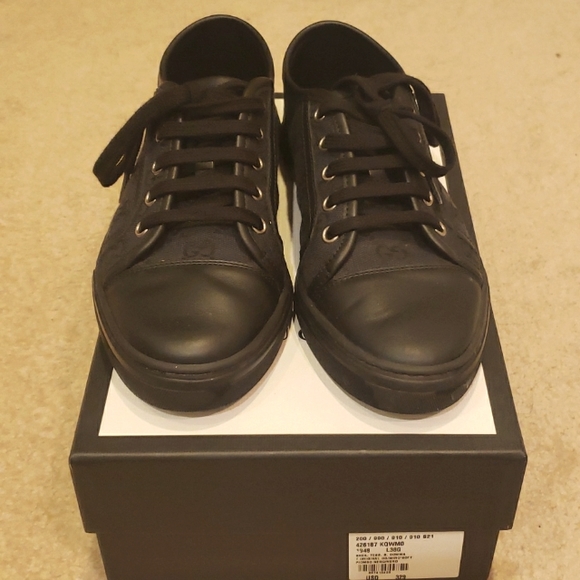 Gucci canvas sneakers. - Picture 2 of 10